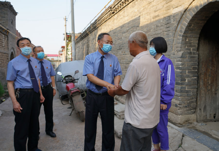 “这么远的路，你们还专门跑到俺家……”